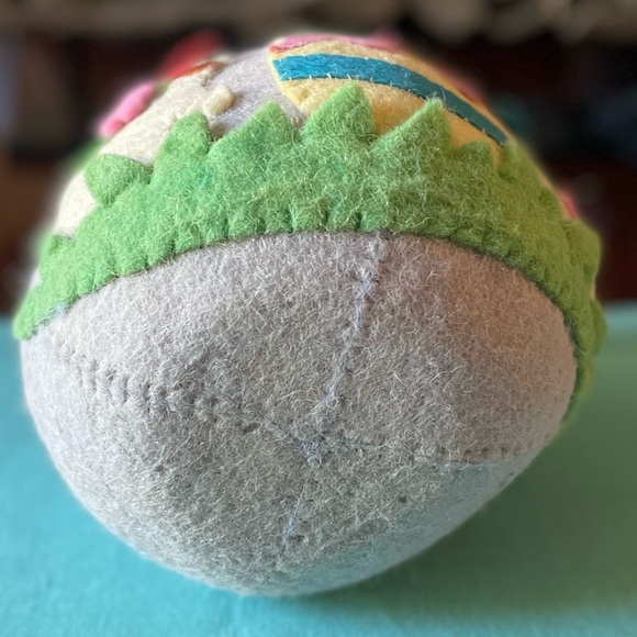 European Easter Egg - Grey Felt with Bunny and Tulip Detail. - Picture 5 of 5